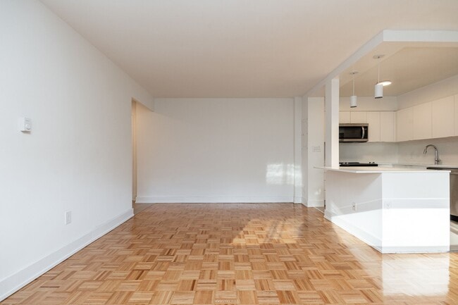 Photo - 265 Dixon Road Unité 204