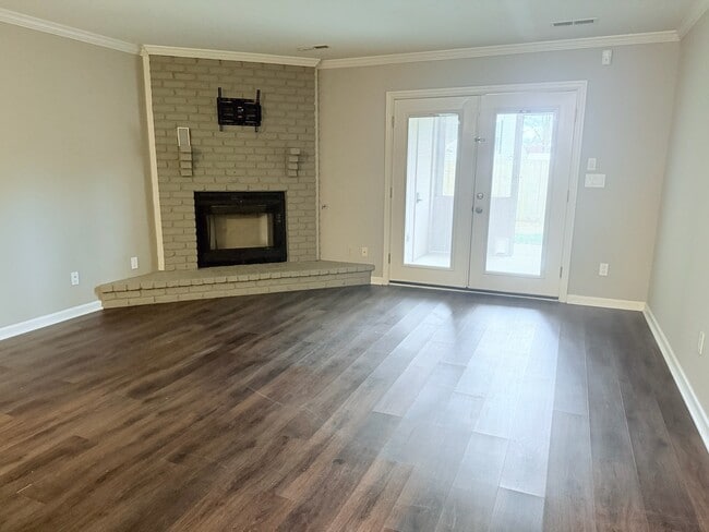 Photo - 1306 Leaside Ln