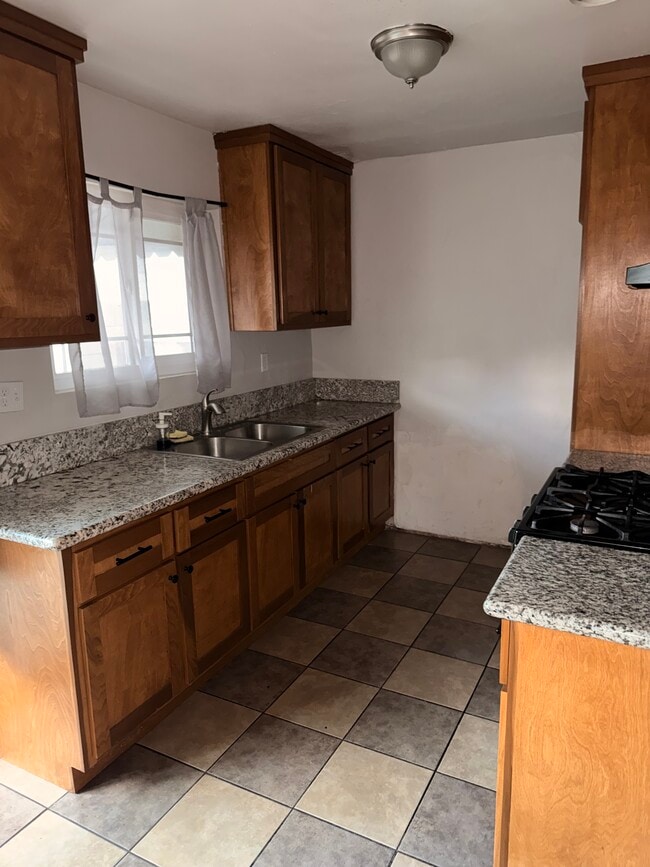 Kitchen - 1610 W 168th St Unit D