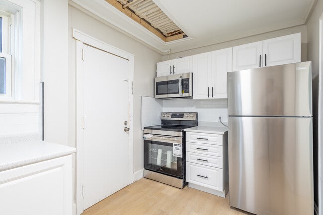 Building Photo - 704 Elliott St E