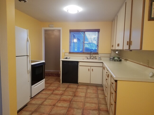 Photo - Downtown Burien duplex - main floor rambler unit - 3 bedroom 1 bath, storage & washer/dryer! Avai...