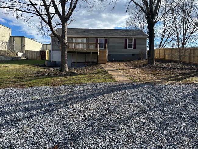 Lovely Three Bed Two Full Bath Ranch Home ... - Lovely Three Bed Two Full Bath Ranch Home ...