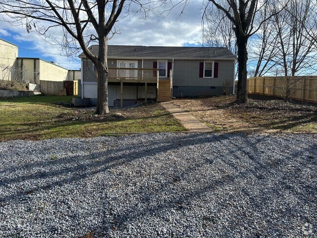 Building Photo - Lovely Three Bed Two Full Bath Ranch Home ...