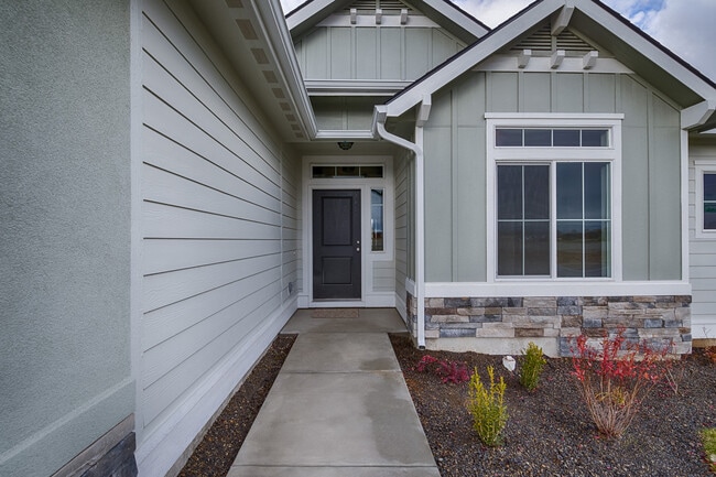 Photo - Newer home in Meridian  2100Sqft, Goldengrove Sub., Room for all of your Toys