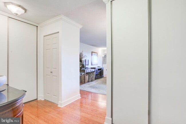 Building Photo - 307 Yoakum Pkwy Unit 1125