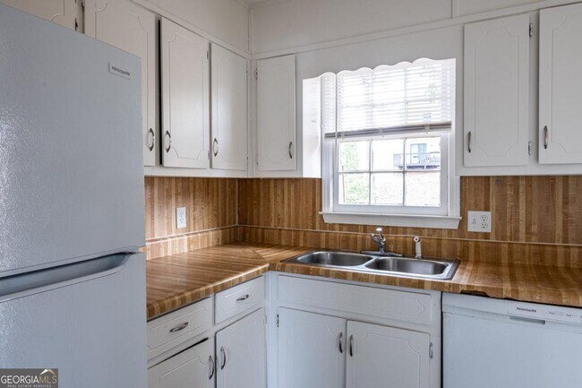 Photo - 582 Downing St