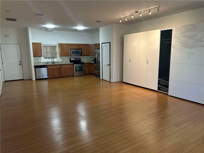 Photo - 255 W 7th St Unidad 13