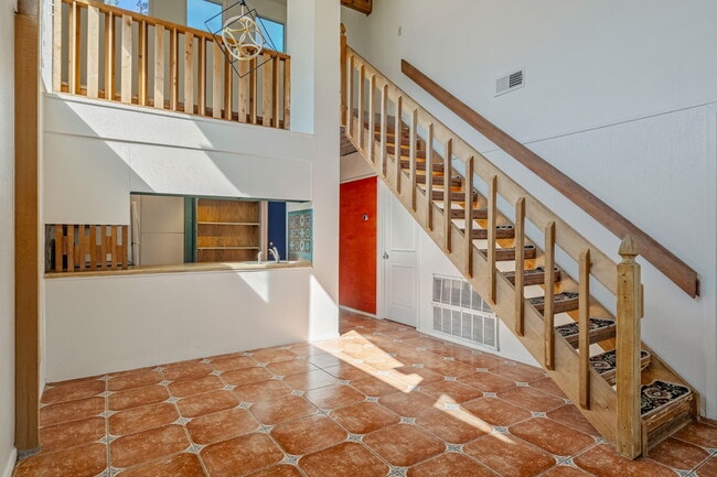 Photo - 302 Venture Blvd S