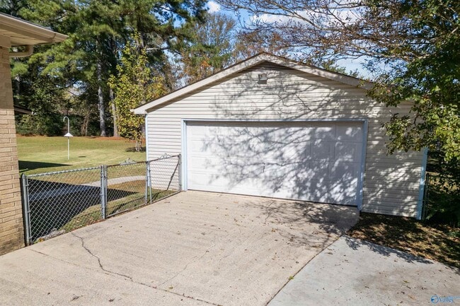 Photo - 1007 Heard Ct SE