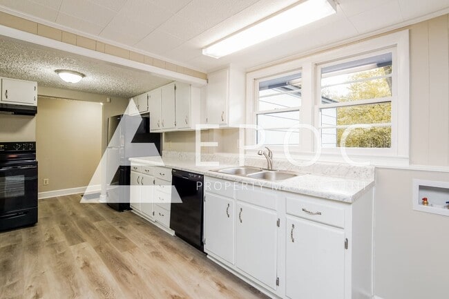 Photo - 2248 Sharon St