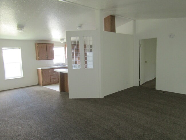 Photo - 735 W 1st St