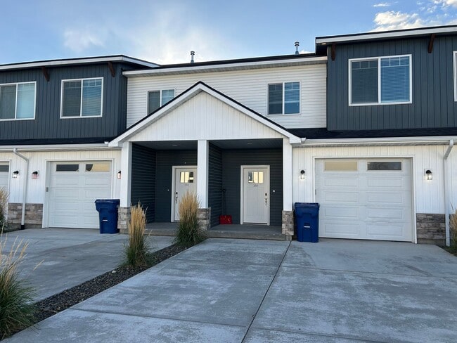 Building Photo - Old Farm Townhomes