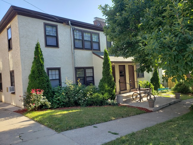 Beautifully landscaped front yard - 1818 Pleasant St Apartment Unit 1818