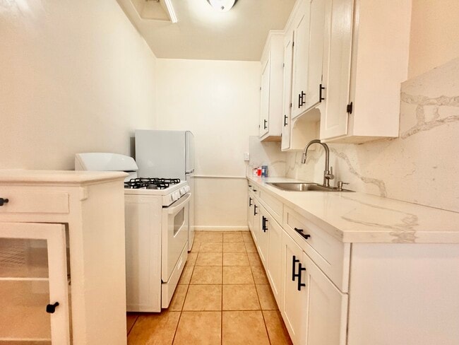 Photo - 608 S Dunsmuir Ave Apartment Unit 101