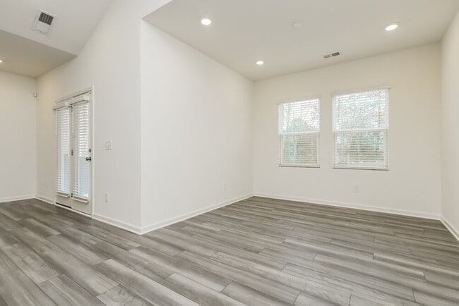 Photo - 7018 Rochford Dr