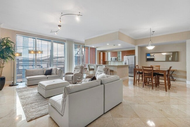Building Photo - 2640 Lake Shore Dr Unit 107