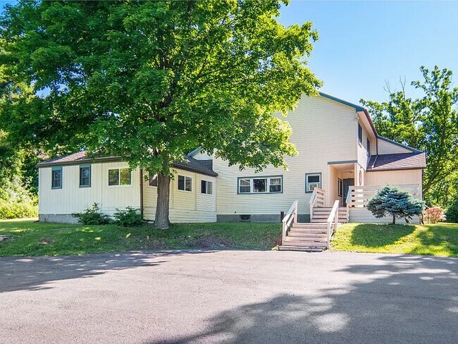 Photo - 572 Warren Rd