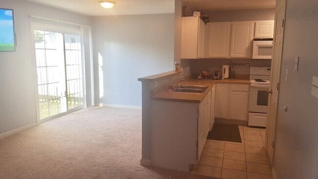 Building Photo - 5 Bed 3.5 Bath Townhome Now Available!