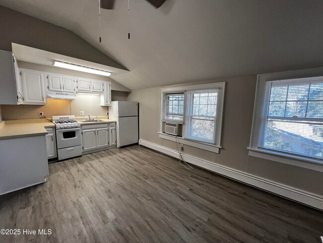 Building Photo - 1221 Carolina Ave Rental
