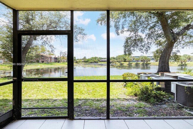 Building Photo - 9000 NW 28th Dr Unit 1-109