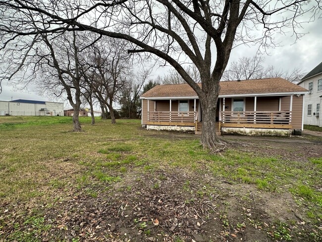 Building Photo - 906 Eagle Ave