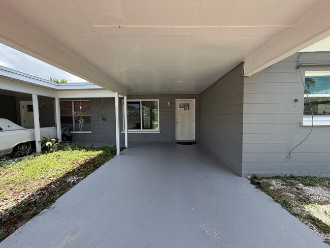 "Charming 2-Bedroom Duplex Retreat in Venice East!"