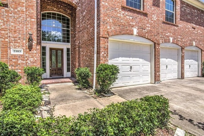 Photo - 2103 Blue Water Bay Dr