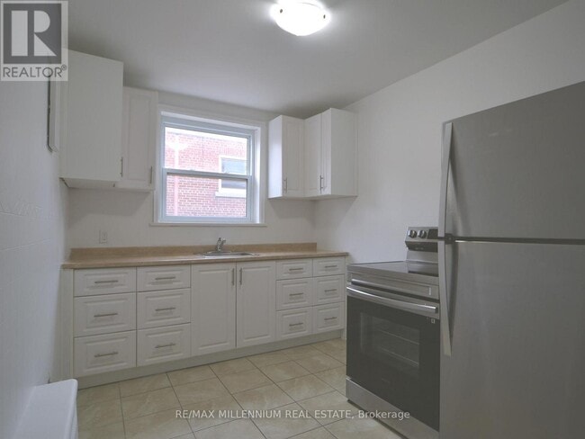 Photo - 149 Borden Ave N Unité 12