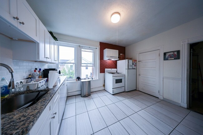Building Photo - 62 Empire St Unit 2 Rental