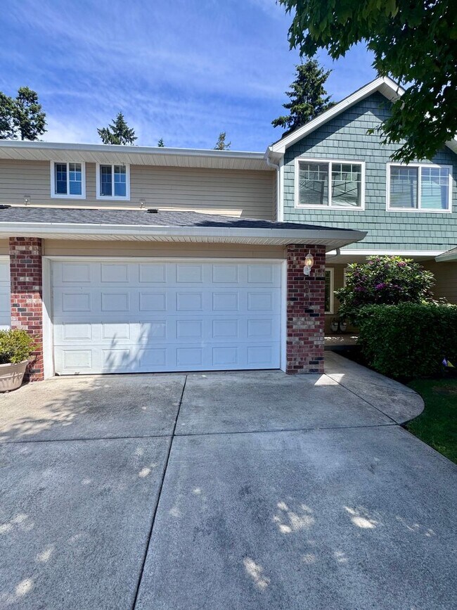 Photo - EZ living, Private Townhome setting Central Vancouver
