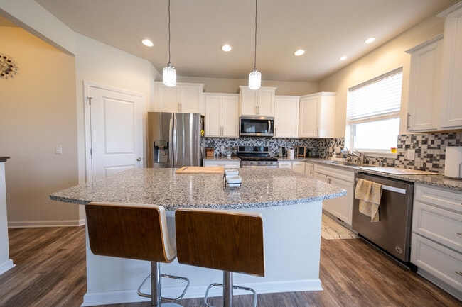 Photo - 5595 Queensland Ln N