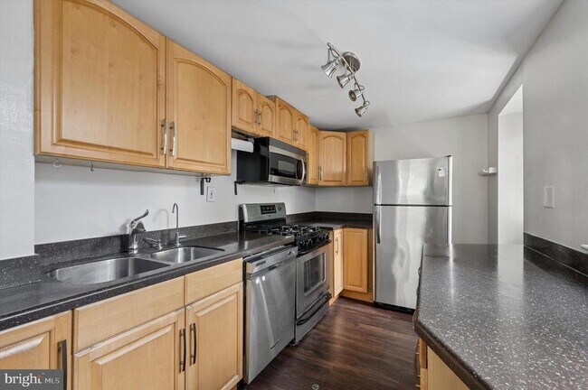 Photo - 819 League St