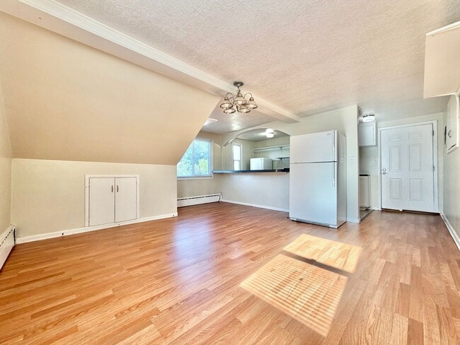 Building Photo - 190 S 300 W St Unit 3