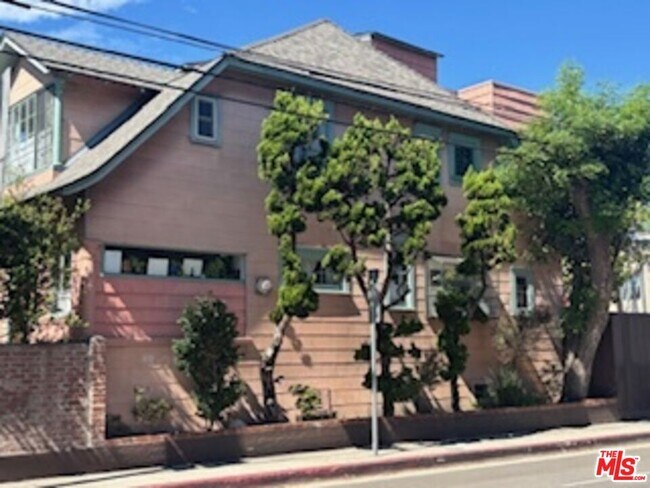 59 Dudley Ave