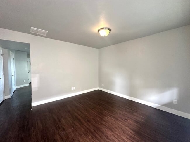 Photo - 385 480 W