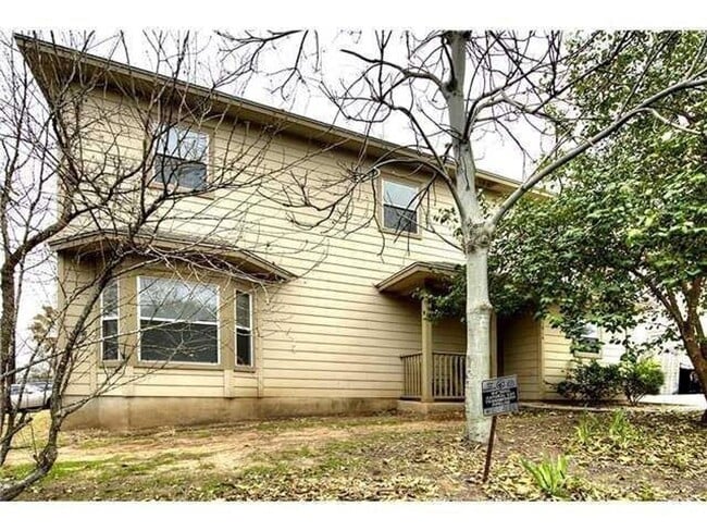 Building Photo - Spacious 4 Bed, 2.5 Bath. Perfect size and...