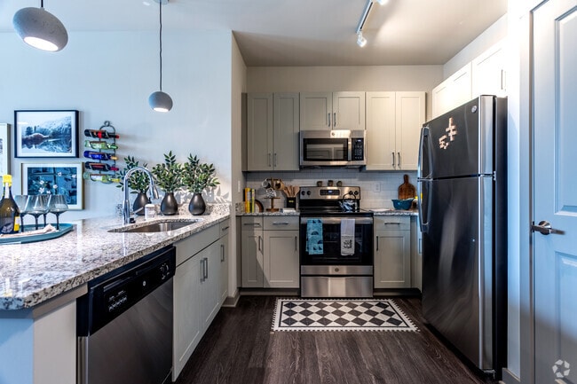 2BR, 2BA - 1020 SF