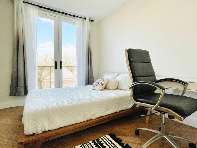 Building Photo - Furnished room/NOT APARTMENT