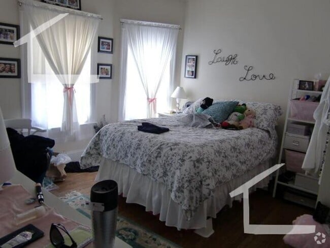 Building Photo - 4 Bed Top-Floor Gem w/ Eat-In Kitchen & 2 ... Rental
