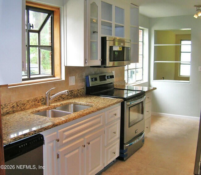 Photo - 1077 Wolfe St