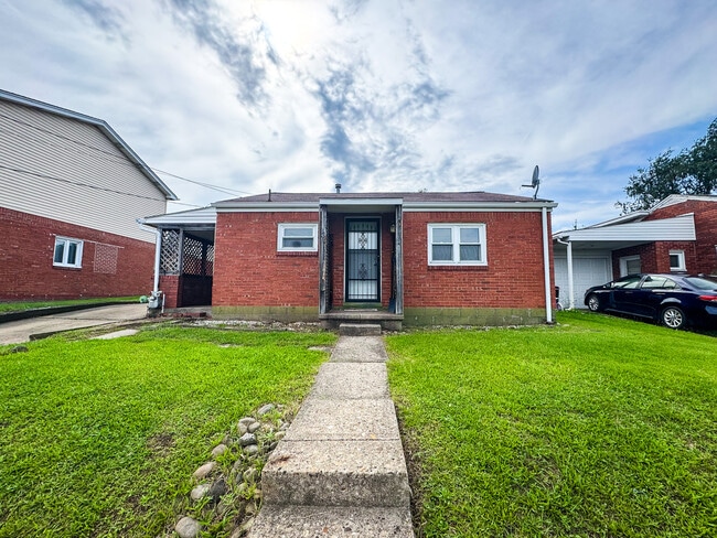 Building Photo - 125 Delrose Dr