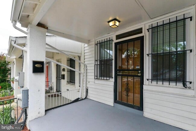 Building Photo - 1648 L St NE