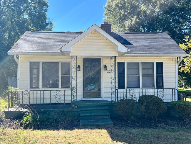 Three bedroom, 1.5 bath house in Elon - Three bedroom, 1.5 bath house in Elon