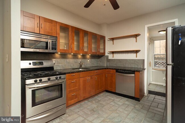 Photo - 3265 Salmon St