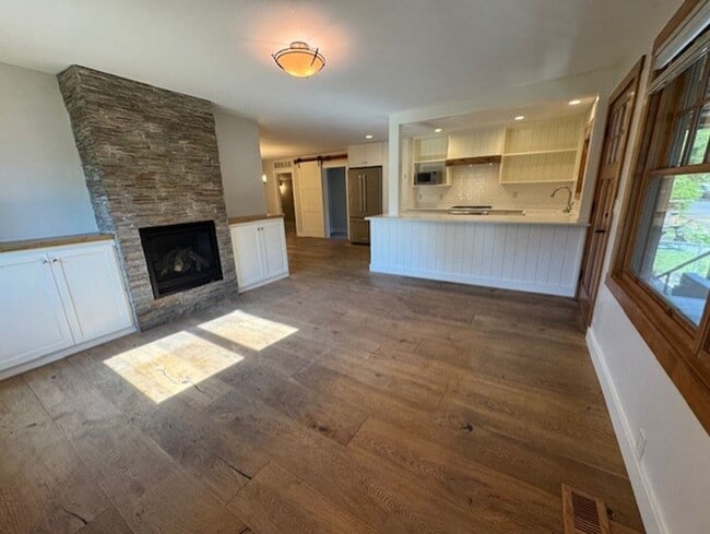 Building Photo - Downtown Bend Bungalow Rental