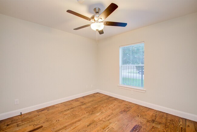 Photo - 1733 Tuam St