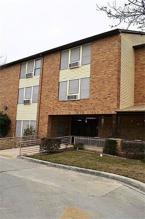 Photo - 300 Cross Creek