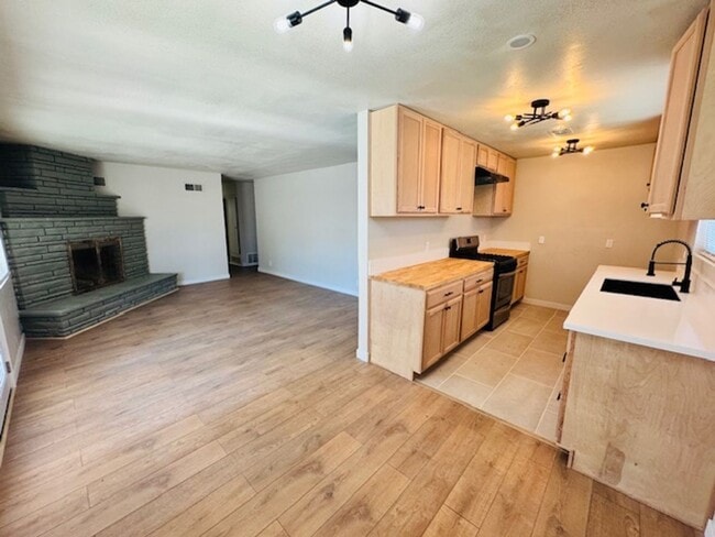 Photo - Gorgeous Remodeled 4+2 - $3100