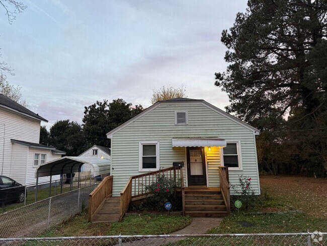 Building Photo - 2 Bedroom home, Large yard and pet friendly