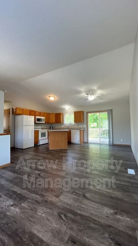 Photo - 250 W Irving St Condo